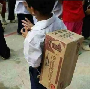 SAJAHEBOH.COM - Mereka Hanya Makan Bekal Dengan Satu Lauk Berkuah Berlapikkan Penutup Tuppaware Dan Minum Air Kosong