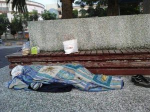 Sajaheboh.com - Wanita Beri Sedekah Kepada Pengemis Tua, Esoknya Dia Sedar Barang Berharganya Hilang! Dia Terus Cari Semula Pengemis Itu!