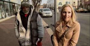 Sajaheboh.com - Wanita Beri Sedekah Kepada Pengemis Tua, Esoknya Dia Sedar Barang Berharganya Hilang! Dia Terus Cari Semula Pengemis Itu!