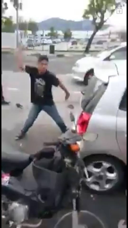 SAJAHEBOH.COM - Lelaki Mengamuk Pecahkan Kereta Wanita Hamil Guna Tukul Besi Dan Helmet Selepas Langgar