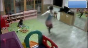SAJAHEBOH.COM - Wanita Sedang Bermain Dengan Anaknya Di Rumah. CCTV Tidak Sengaja Rakamkan Saat Yang Tak Diduga, Menyeramkan!