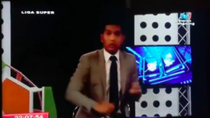 SAJAHEBOH.COM - TV1 Tersalah Live Awal. Netizen Tergelak Lihat Pengacara Kalut Bawa Kerusi Dan Mikrofon Terbelit