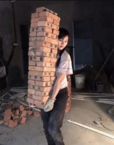 SAJAHEBOH.COM - Netizen Kagum Dengan Kemampuan Gadis Buat Kerja Buruh Ini Walaupun Badannya Kecil, Ramai Yang Terpukau!