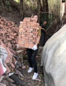 SAJAHEBOH.COM - Netizen Kagum Dengan Kemampuan Gadis Buat Kerja Buruh Ini Walaupun Badannya Kecil, Ramai Yang Terpukau!