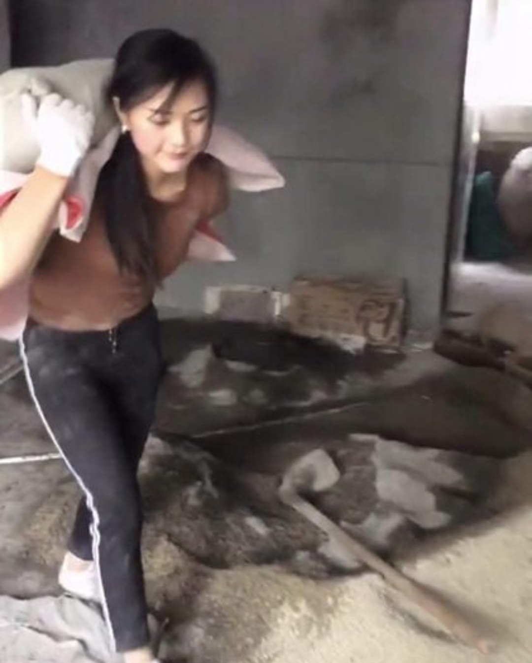 SAJAHEBOH.COM - Netizen Kagum Dengan Kemampuan Gadis Buat Kerja Buruh Ini Walaupun Badannya Kecil, Ramai Yang Terpukau!