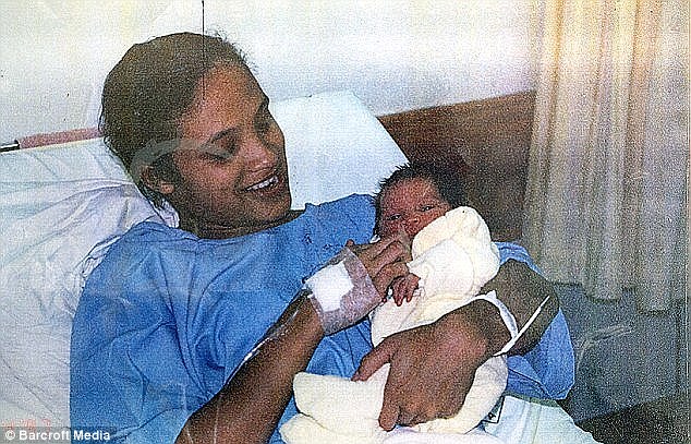 SAJAHABOH.COM - Anak Diculik Wanita Tidak Dikenali Lepas 3 Hari Dilahirkan, 17 Tahun Kemudian, Suami Isteri Terkejut Bila "Bayi" Itu Muncul Kembali 