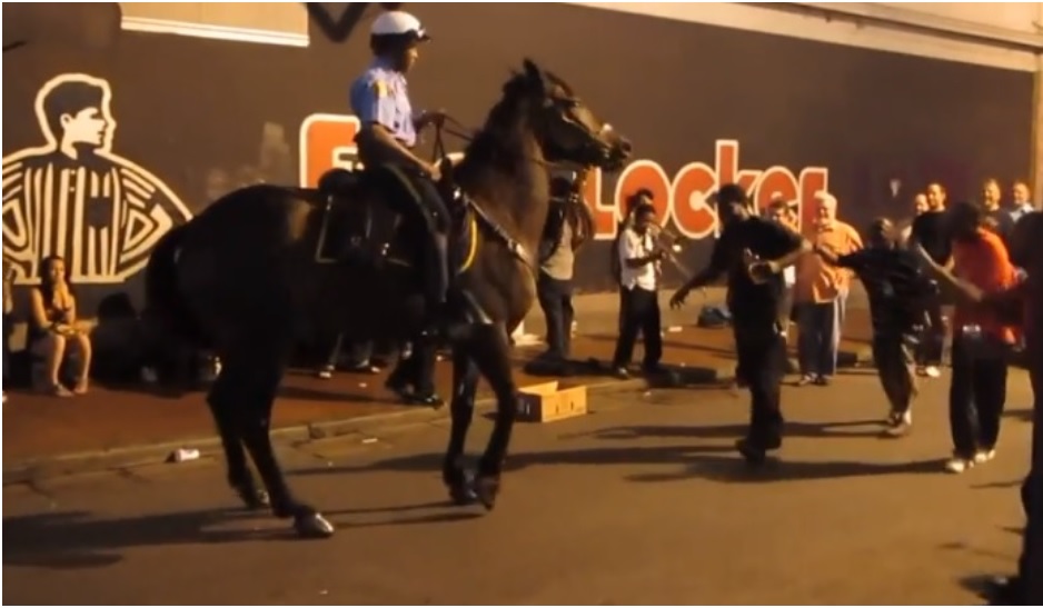 SAJAHEBOH.COM - Pegawai Polis Dan Kudanya Membuat Rondaan Di Sebuah Tempat Perarakan, Tiba-Tiba Kuda Itu Melakukan Sesuatu Yang Luar Biasa