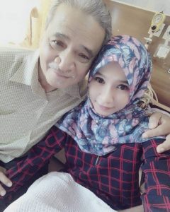 SAJAHEBOH.COM - Video Comel Abah ‘Tadah Dagu’ Tular, “Abah Kami Memang Lucu Dan Dia Tak Tahu Pun Video Tu Viral!”