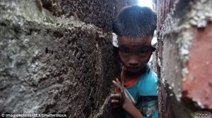 SAJAHEBOH.COM - Budak Lelaki Tersekat Di Celah Tembok Dinding Dan Tak Dapat Keluar Selepas Main Sorok-sorok