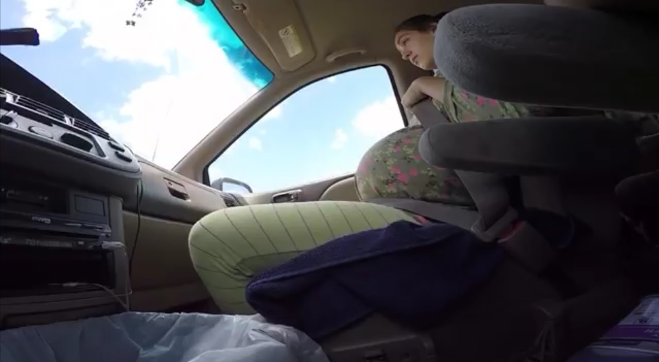 SAJAHEBOH.COM - Wanita Melahirkan Bayi Sendiri Dalam Kereta Yang Sedang Bergerak