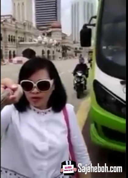 SAJAHEBOH.COM - Pelancong Wanita Asyik Berselfie Video Jadi Mangsa Ragut Penunggang Motosikal!                       Like Facebook Page: https://www.facebook.com/sajaheboh/           SAJAHEBOH.COM