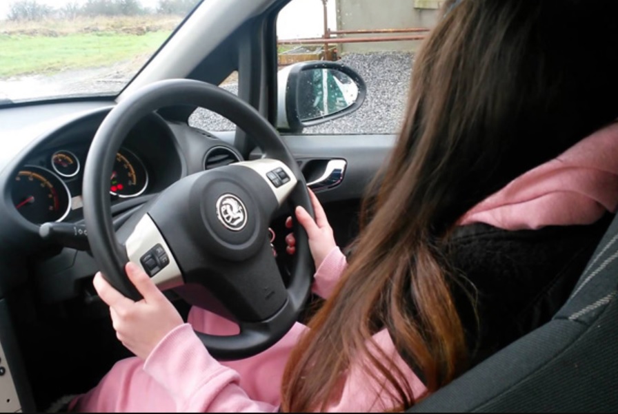 SAJAHEBOH.COM - Pemandu Wanita Perlu Ambil Tahu Tentang Perkara Asas Pasal Kereta Agar Tidak Panik Jika Berlaku Kecemasan
