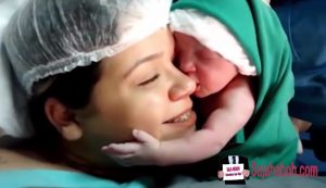 SAJAHEBOH.COM - Video Bayi Memeluk Erat Dan Cium Ibu Selepas Sahaja Dilahirkan Buat Netizen Terharu
