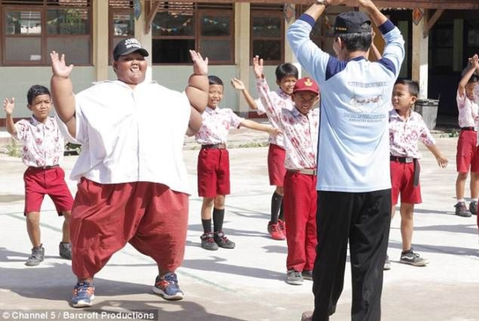 SAJAHEBOH.COM - Budak Paling Gemuk di Dunia, 192kg Ketika 10 Tahun Akhirnya Boleh Ke Sekolah dan Main Bola Lepas Turunkan Berat Badan.
