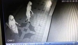 SAJAHEBOH.COM - CCTV Rakam Dua Wanita Didakwa Cuba Menyihir Kedai Pesaing Dengan Tabur 'Serbuk' Dan Membaca Sesuatu