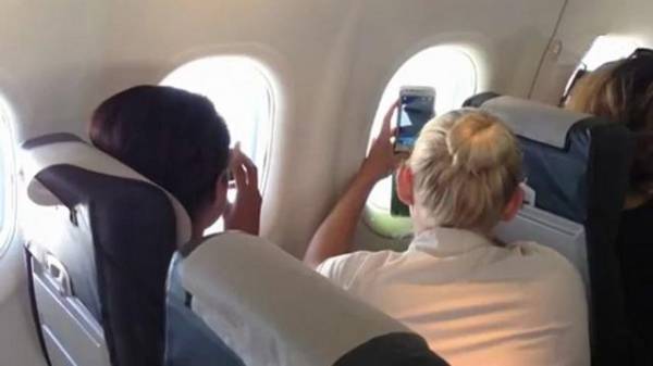 SAJAHEBOH.COM - Gadis Mengambil Gambar Dari Tingkap Pesawat, Ketika Melihat Gambarnya Kembali, Dia Menjerit Kerana Menemui Makhluk Mengerikan di Sayap Pesawat