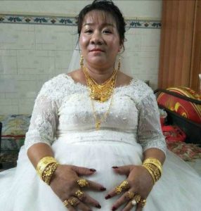 SAJAHEBOH.COM - Lelaki Kahwini Wanita Tua Yang Muda Setahun Dari Ibunya Demi Kemewahan Duit Dan Kereta Ferrari