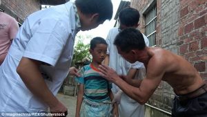 SAJAHEBOH.COM - Budak Lelaki Tersekat Di Celah Tembok Dinding Dan Tak Dapat Keluar Selepas Main Sorok-sorok