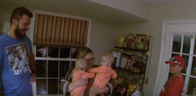 SAJAHEBOH.COM - Bayi Kembar Terbang Merentas Dunia Untuk Bertemu Nenek Buat Pertama Kali