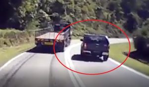 SAJAHEBOH.COM - Video Nahas Akibat Sikap Pemandu MPV Tak Sabar Nak ‘Potong’ Lori Di Hadapan