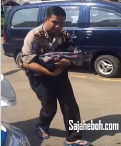 SAJAHEBOH.COM - Wanita Terpaksa Bersalin Tepi Jalan Semasa Dalam Perjalanan Naik Bas Dari Kampungnya https://www.facebook.com/sajaheboh/