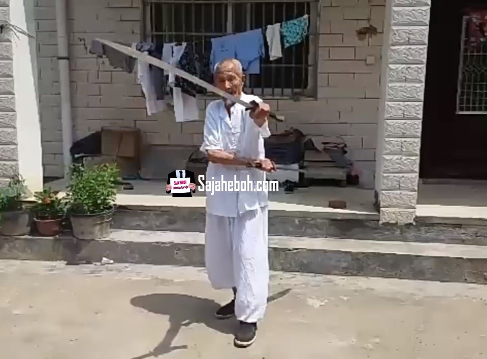 SAJAHEBOH.COM - HEBAT! Lelaki Berusia 103 Tahun Di China Ini Masih Hebat Bermain Pedang Dan Sihat Bertenaga
