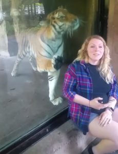 SAJAHEBOH.COM - Wanita Hamil Mendekati Harimau Untuk Mengambil Gambar Di Zoo, Tanpa Diduga Harimau Tersebut Bertindak Di Luar Jangkaan LIKE PAGE: https://www.facebook.com/sajaheboh