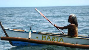 SAJAHEBOH.COM - Wanita 74 Tahun Ini Kutip Duit Syiling Di Dasar Laut Setiap Hari Untuk Hidup