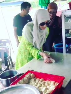 SAJAHEBOH.COM - “Wahh, Mesti Sedap YB Buat.." Dipuji Netizen, YB Nurul Izzah Tunjuk ‘Skill’ Buat Murtabak