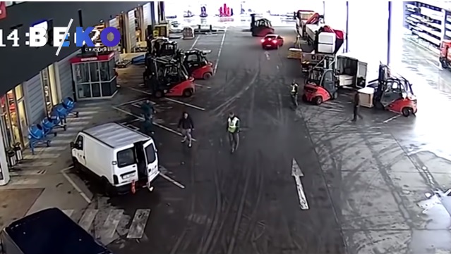 SAJAHEBOH.COM - Ingat Boleh Lari! Pencuri Sangka Dia Berjaya Melarikan Diri Sebelum Kena Kepung Dengan 3 Forklift