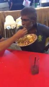 SAJAHEBOH.COM - Tindakan Pemuda Melayu Menyuap Makan Warga Emas India Di Medan Selera Dipuji Netizen