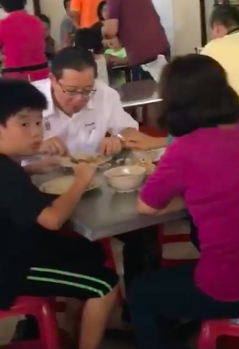 SAJAHEBOH.COM - Makan Nasi Ayam Di Kedai Biasa Bersama Keluarga, Sikap Rendah Diri Menteri Kewangan, Lim Guan Eng Dipuji Netizen