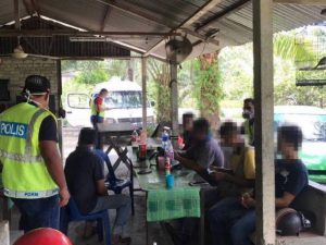 sajaheboh.com - 5 Lelaki Kantoi Melepak, Minum Air Ketum Dan Ingkar Perintah Kawalan Pergerakan (PKP)