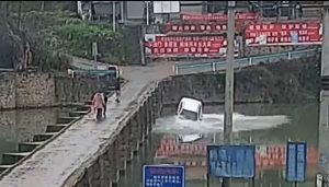Main Handphone Ketika Memandu, Kereta Lelaki Terhumban Ke Sungai